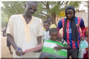 Bababé: ONG AMES-ED distribue des moustiquaires aux Almoudos [PhotoReportage]