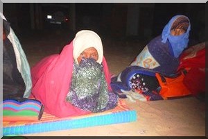 Mauritanie: les femmes de Diguenni bravent la fraîcheur devant les bureaux de vote - [PhotoReportage]