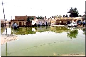 Des maisons en banco balayées par les eaux de pluie dans le marché de Barkéol 