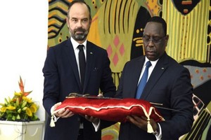 La France remet au Sénégal un sabre chargé d'histoire