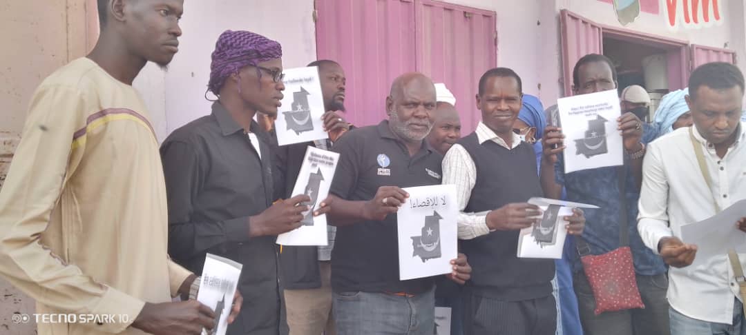 Sit-in devant le centre d’enrôlement de la polyclinique de Nouakchott pour dire Non à la date du 31 décembre 2023