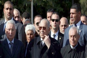 Algérie: cinq anciens généraux écroués pour corruption