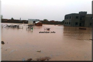 Atar: les eaux de pluie assiègent des bâtiments publics (Photos)