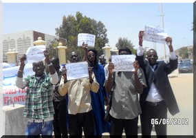 Enseignants contractuels en Sit-in  devant la Présidence