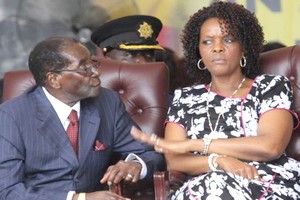 Robert Mugabe, chef du Zimbabwe depuis 37 ans, fragilisé par sa femme