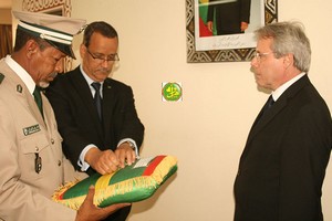 Le ministre des Affaires Etrangères décore l’ambassadeur français accrédité en Mauritanie