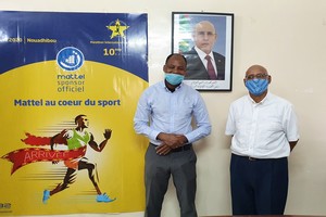 Le Ministre de l'Emploi, de la Jeunesse et des Sports au bureau du Marathon International de Nouadhibou