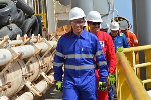 Le ministre du pétrole visite les installations du forage