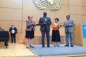 Remise du Prix 2017 de la Fondation des Émirats arabes unis pour la santé au Pr Lô Baïdy