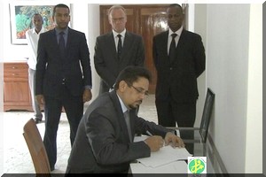 Le ministre des relations avec le parlement signe le registre des condoléances ouvert à l'ambassade d'Allemagne