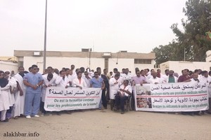 Sit-in des médecins grévistes devant l’hôpital national