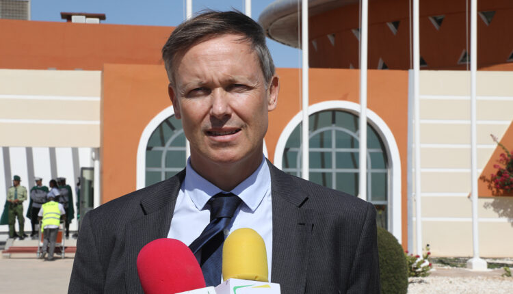 Le chef de mission de l’UE : 