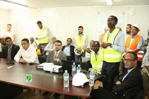 Le ministre du pétrole, de l'énergie et des mines visite le centre de contrôle et la station solaire photovoltaïque de 50 Megawatts