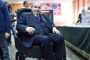 Bouteflika promet aux Algériens un référendum constitutionnel... mais reste