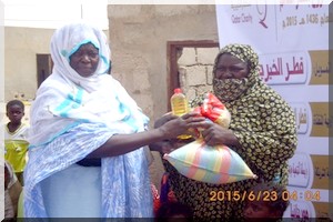 L’Association pour le développement et la promotion des droits humains distribue de l’Iftar Essaim aux nécessiteux