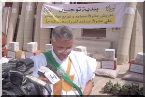 Toujounine : La mairie distribue des moquettes et des vivres au profit des mosquées et mahadras