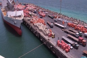 La forte houle empêche des navires transportant des produits alimentaires d’accoster
