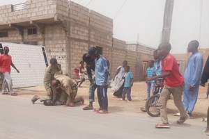 Nouakchott. Photo des deux policiers immobilisant un détenu : arrestation de l'auteur