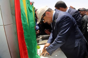 Le Président de la République pose la première pierre d'une ligne électrique haute tension reliant Nouakchott et Zoueirate