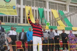 Ould Abdel Aziz s’habille en rouge, pour le lancement du marathon de Nouakchott