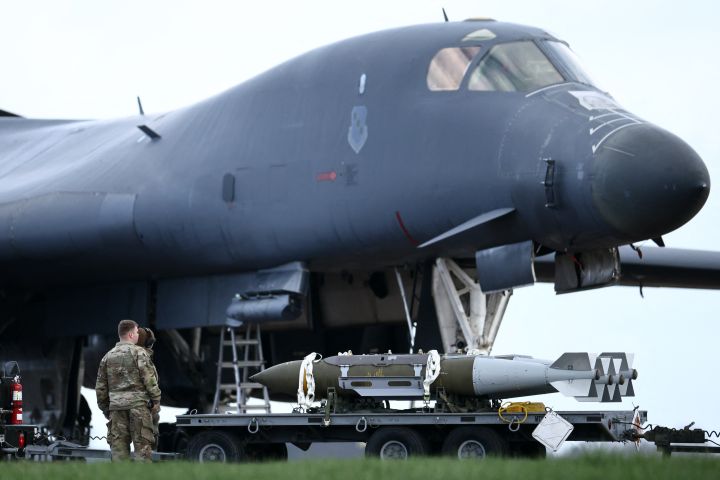 Après de nouvelles menaces, les États-Unis déplacent leurs bombardiers de la base britannique de Fairford
