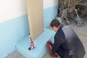 Des fleurs déposées sur les tombes de soldats britanniques à Nouadhibou