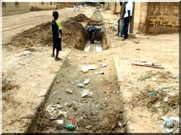 Réhabilitation des caniveaux de Boghé Escale : Le chantier avance sans les chômeurs du quartier.  
