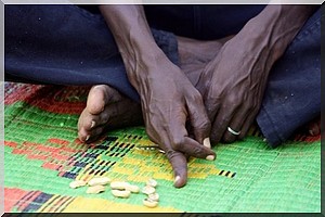Marabout avec des bouts de ficelle à Nouakchott