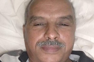 Un conseiller à la Présidence de la République partage une photo avec Ould Baya sur son lit d’hospitalisation