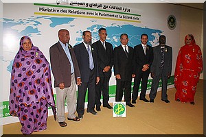 Le ministre des relations avec le parlement et de la société civile décore des responsables du département 