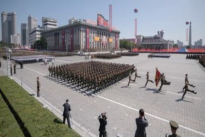 Le président Ould Abdel Aziz assiste au défilé militaire célébrant le 70e anniversaire de la Corée du Nord