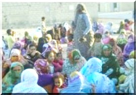 Des habitants de Dar Naim en sit in devant la wilaya de Nouakchott.