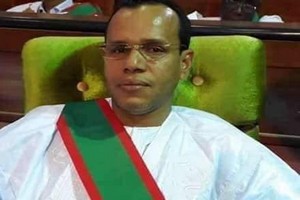 Un député distribue une aide en espèces aux pauvres de sa ville