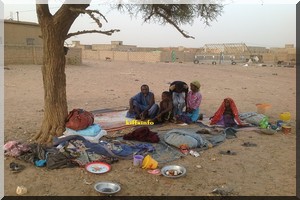 Humanitaire : Sans abri, Mody installe sa famille démunie sous un arbre de fortune