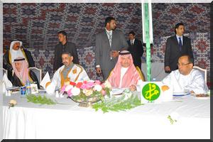 L’émir Abdel Aziz visite la Grande mosquée de Nouakchott et assiste à un dîner offert en son honneur