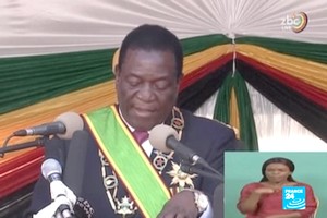 Le président Emmerson Mnangagwa prête serment pour un 