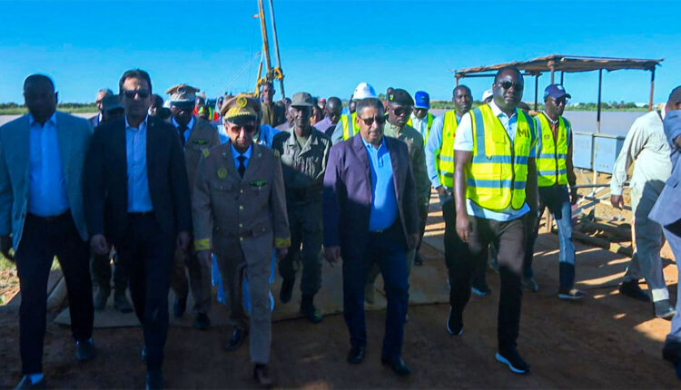 Le ministre de l’Équipement, accompagné du ministre sénégalais des Infrastructures, vsite le projet du pont de Rosso