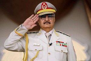 Libye: Haftar dit prendre le pouvoir, Tripoli dénonce un énième