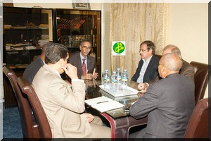 Le ministre de la communication et des relations avec le parlement reçoit une délégation française 