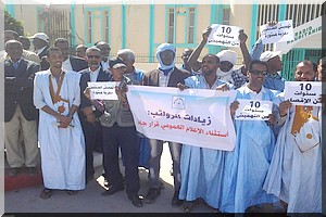 Le Syndicat des Journalistes  Mauritaniens proteste devant l’AMI et la TVM