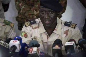 Mali: la junte se dit favorable à une transition menée par un militaire