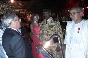 La France décore deux officiers mauritaniens