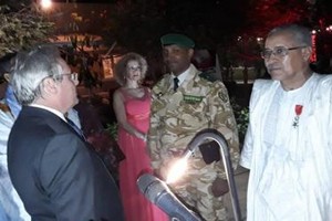 La France décore deux officiers mauritaniens