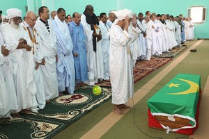 Le Président de la République assiste à la prière funèbre pour l’ancien président Ould Ahmed Louli