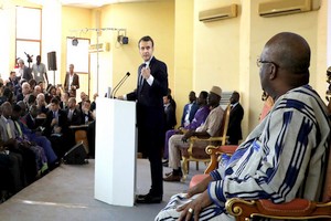 «Pas à moi de réparer votre électricité»: Macron au président du Burkina qui quitte la salle (VIDEO)