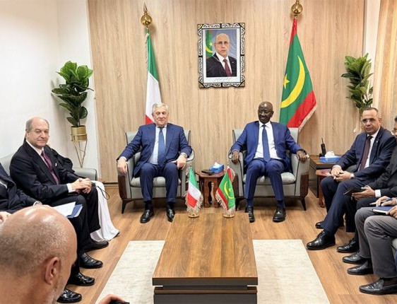 Le ministre des Affaires étrangères tient une séance de discussions avec une délégation ministérielle italienne