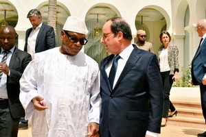 En visite au Mali : François Hollande estime que la situation du Centre du pays doit être réglée par des mesures sécuritaires mais aussi politiques