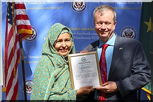 Cérémonie de remise d’un prix à l’artiste et sénatrice Maalouma Mint Meydah par SEM Larry André, Ambassadeur des Etats-Unis en Mauritanie