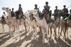 Montés sur leurs dromadaires, les méharistes protègent dans le désert les frontières de la Mauritanie