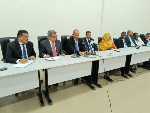 Le ministre de l’Hydraulique tient une réunion avec des élus, des citoyens et des militants des OSCs de Nouadhibou
